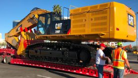 CAT 390F verlässt das Expo Gelände der CONEXPO Baumaschinenausstellung in Las Vegas
